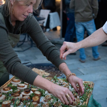 Stekt bröd med kantarellstuvning över glöd